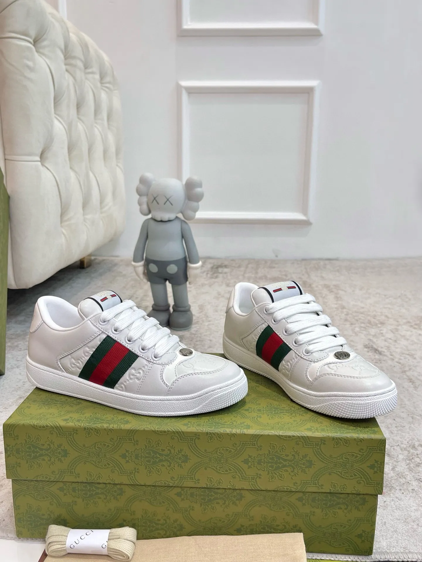 Ex-factory price: 540💰 GUCCI Gucci's newly upgraded back cover lining, top-notch old dirty shoes, classic casual sports shoes for couples, retro sneakers and old G family dirty shoes, updated at the counter simultaneously! ①The shoe upper has the same water-based edge coating process as the original version⚠️The ordinary oil edges on the market have a strong glue feel and are easy to fall off! Grade A first-layer nubuck leather (with pores)/matching computer embroidered double G cloth, high-density terry velvet lining. ② A PVC transparent small round mark sealing line is added to the details of the midsole. The mold is opened six times and the jewelry craftsmanship is used to customize the two-color double G buckle, striving to be the same as the original version. A pair of buttons is more than three times more expensive than ordinary buckles on the market. ③An old two-color washable label, the chip is placed on the outer waist of the right foot, the entire shoe is completely hollowed out with rubber technology, TUP material (rubber to distinguish the market) with the latest green packaging from the counter, 3D printed handbag, and a pair of shoelaces. There is no pressure when entering and exiting the counter. You can buy a 1:1 accurate replica of the original version and modify and upgrade it repeatedly. The details are perfectly restored, the materials are all customized, and they are truly top-notch. Please look at the details clearly to identify the quality. Upper: First-layer frosted cowhide/embroidered double G cloth. Lining: original high-density velvet lining. Foot pads: original pearlescent sheepskin. Outsole: private molded vacuum TPU material. Packaging: original top-grade full set packaging at the counter. Shoe size: women's size 35-40, men's size 39-44 (men's size 38, 45🉑️customized, non-returnable)